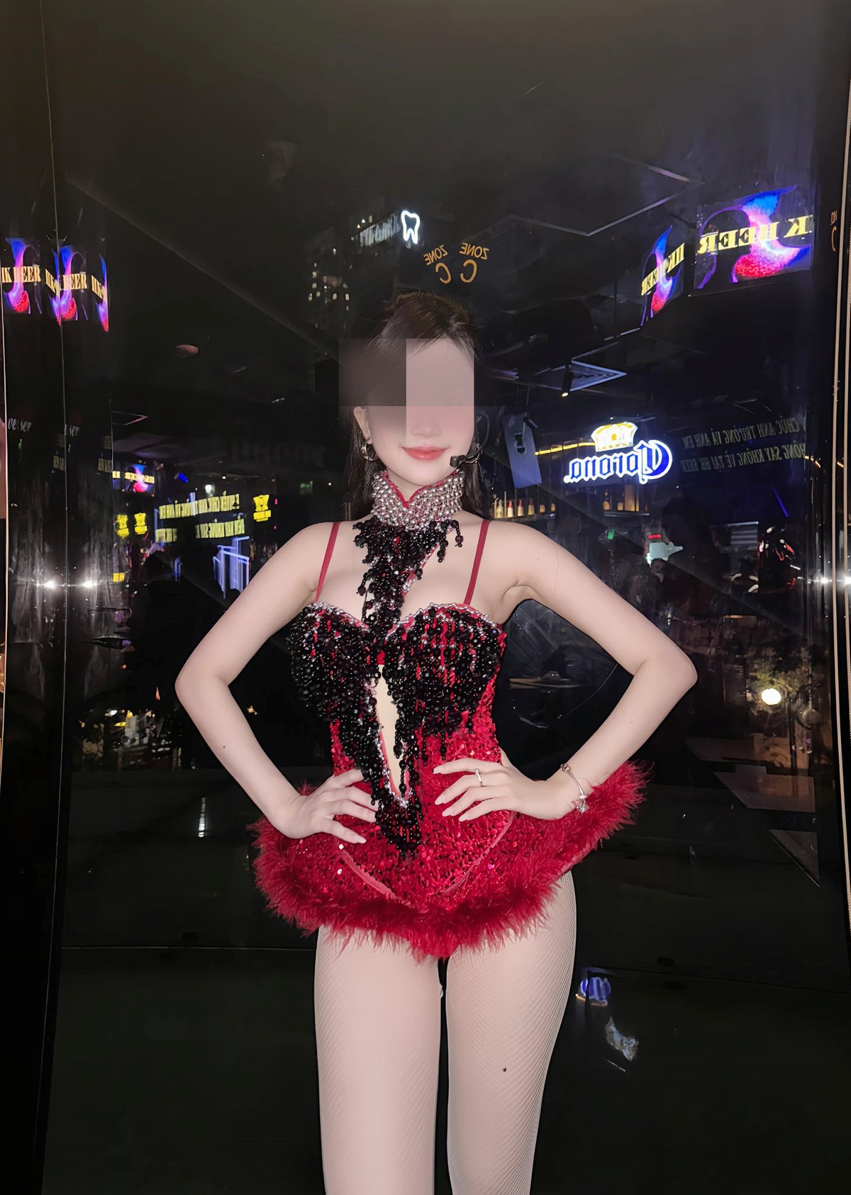 Chưa kể, việc Q.M.M chọn trang phục hở hang và thực hiện những động tác nhảy múa như vậy có thể gây hiểu lầm và ảnh hưởng đến hình ảnh của nghề dancer.