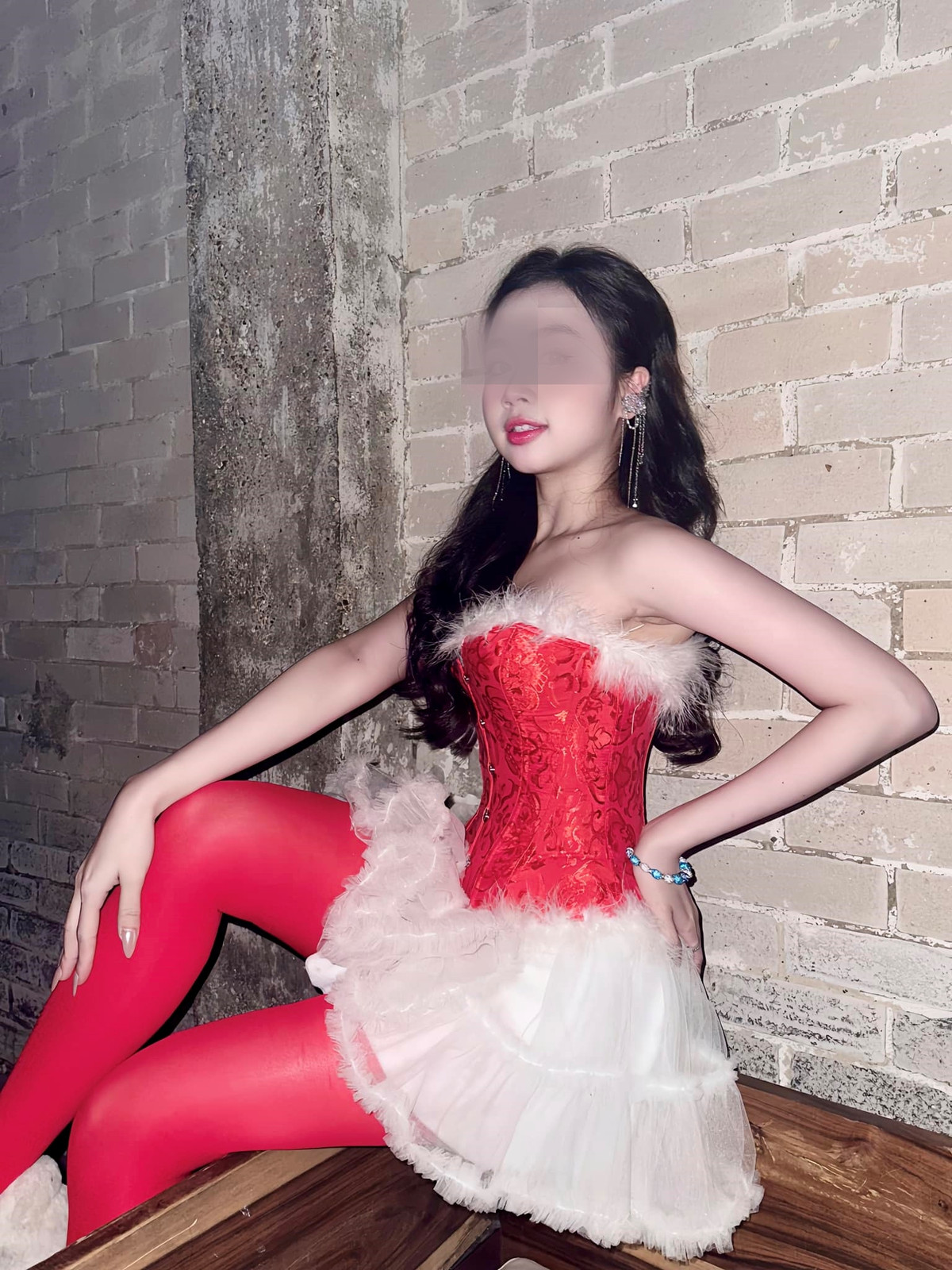 Bởi lẽ, trong video, Q.M.M khi thì mặc trang phục bó sát, khi thì hở da thịt, thực hiện những động tác nhảy lắc lư giống các trào lưu trên TikTok. Điều đáng chú ý là cô tự nhận mình là dancer chuyên nghiệp.