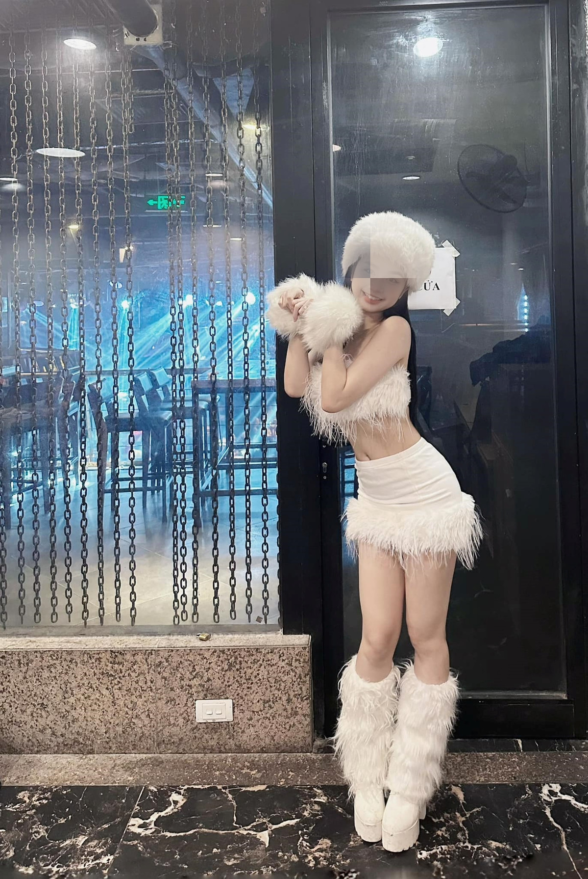 Nhiều người cho rằng, với trang phục và động tác như vậy, nữ dancer này đang lợi dụng hình ảnh gợi cảm để thu hút sự chú ý, thay vì thể hiện kỹ năng vũ đạo thực thụ.