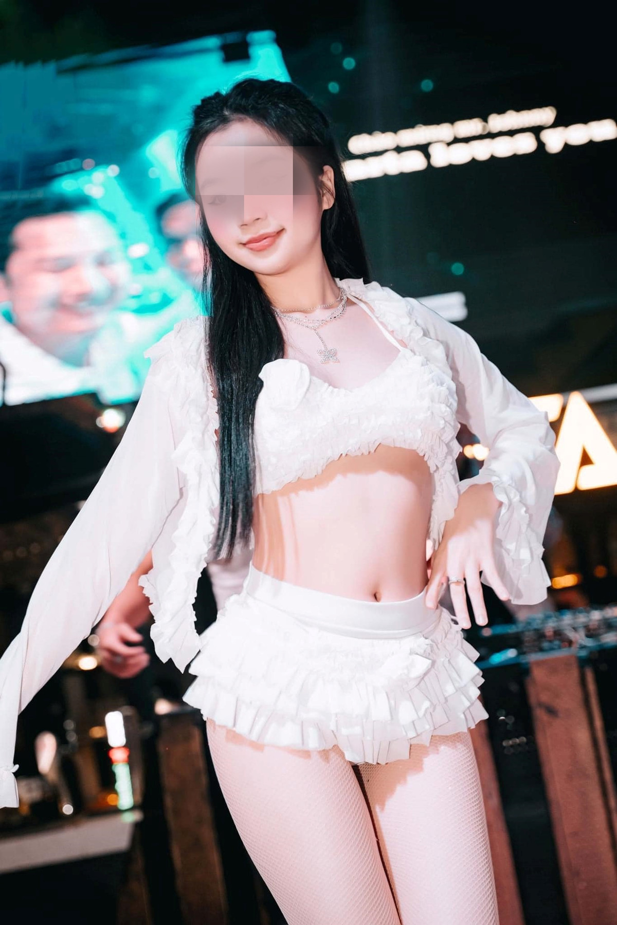 Video thu hút sự chú ý của cộng đồng mạng. Nhiều người bày tỏ sự không đồng tình với hành động của cô gái. Một số cho rằng, việc tự nhận mình là dancer trong khi kỹ năng còn hạn chế là thiếu tôn trọng đối với những người làm nghề chân chính.