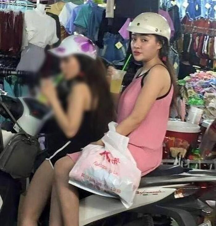 Theo nhiều người đánh giá, khuôn mặt của hot girl thị phi - Ngân 98 dù chưa xinh đẹp như bây giờ nhưng vẫn rất ngây thơ, đáng yêu, còn có lúm đồng tiền khi cười.