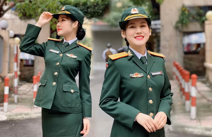 Nguyễn Đặng Anh Phương quê ở Hương Khê, Hà Tĩnh, được cư dân mạng biết đến với biệt danh "hot girl quân nhân" với 10 năm đứng trong quân ngũ và thuộc biên chế của Nhà Hát Kịch Nói Quân Đội.