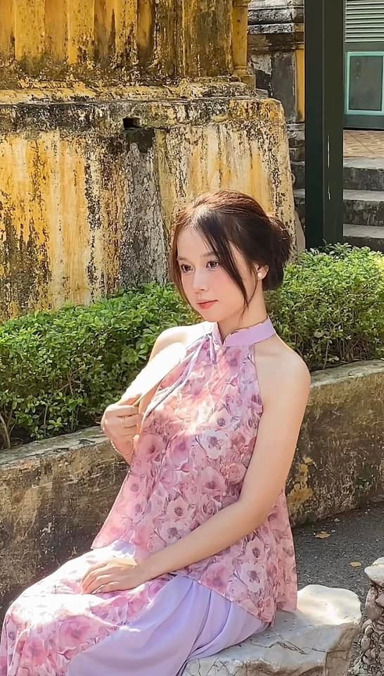 Trên trang cá nhân, Hoàng Thu Trang gây ấn tượng bằng vẻ ngoài xinh xắn.