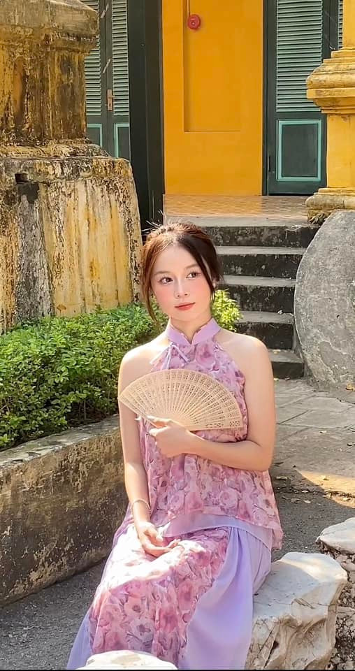 Mới đây, cô nàng cũng tranh thủ khoe nhan sắc của mình trong bộ áo yếm được chụp trong Hoàng thành Hà Nội.