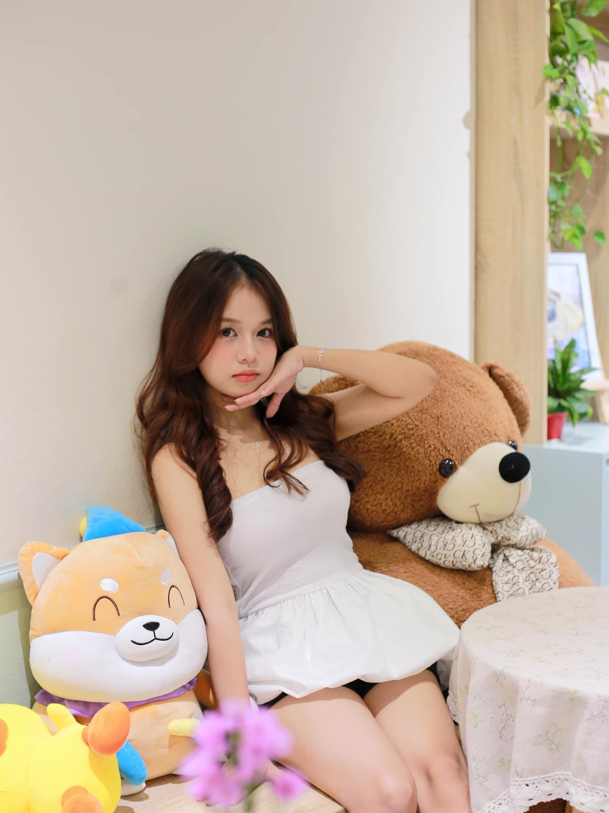 Nữ sinh trường Bách Khoa rất chịu khó cập nhật những hoạt động đời thường trên trang cá nhân. Từ đó những bức ảnh xinh đẹp của cô nàng nhận được vô vàn thả like của netizen.