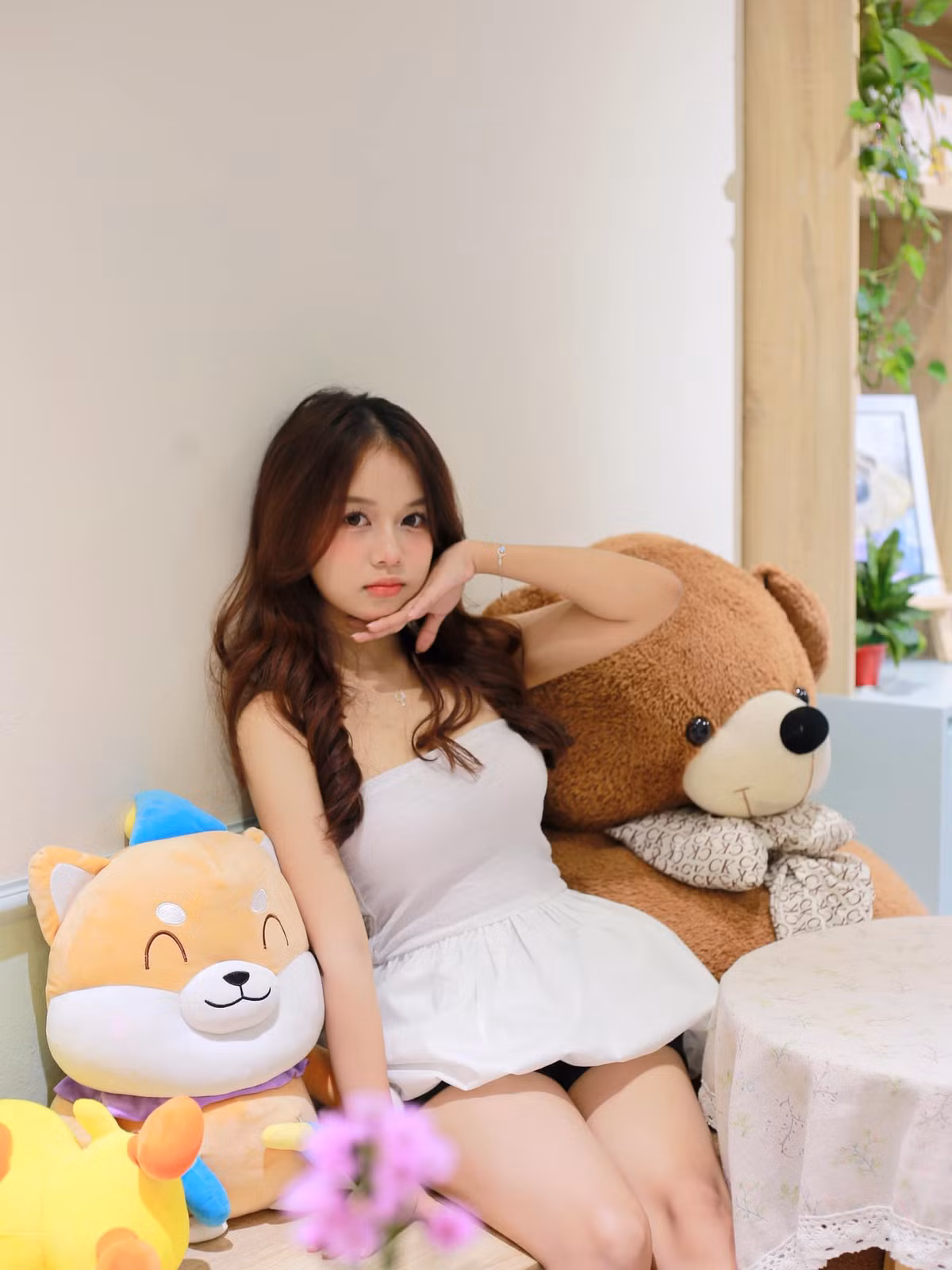 Nữ sinh trường Bách Khoa rất chịu khó cập nhật những hoạt động đời thường trên trang cá nhân. Từ đó những bức ảnh xinh đẹp của cô nàng nhận được vô vàn thả like của netizen.