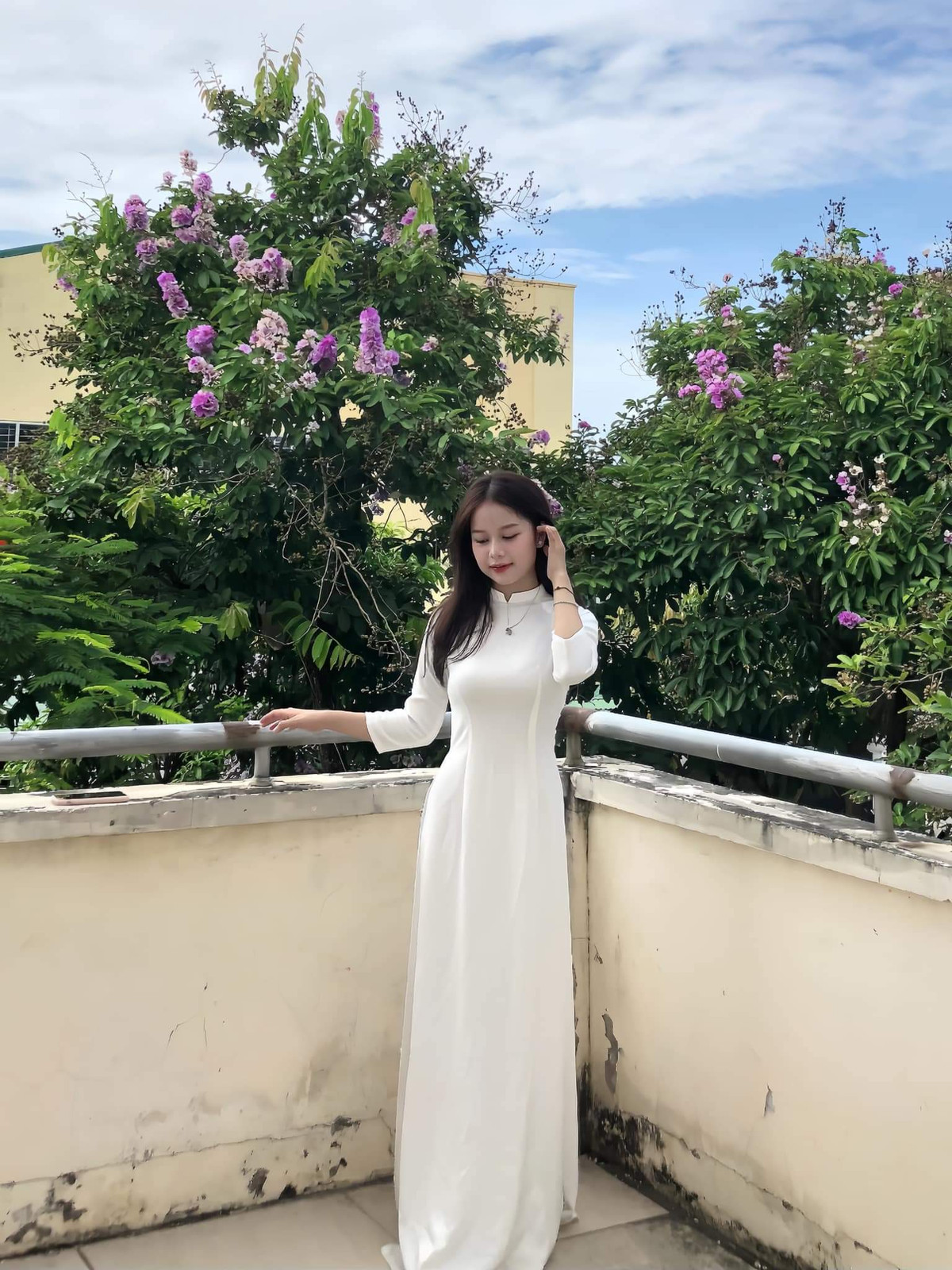 Nữ sinh trường Bách Khoa ghi đểm bằng chiếc áo dài trắng tinh khôi.