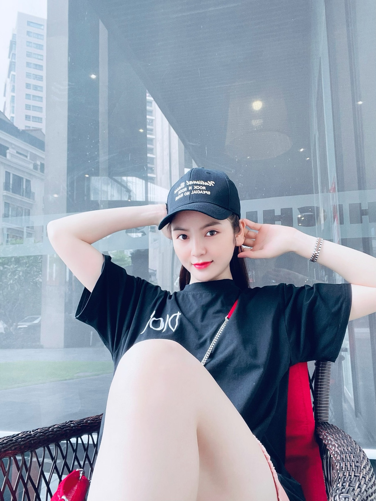 Không dừng lại ở đó, một vài chi tiết đặc biệt khác của chiếc hint hẹn hò này cũng khiến dân tình lưu tâm. Cụ thể, đi kèm với bức ảnh, bạn gái mới của Quang Hải còn thả thính cực tình: ""Miệng em chúm chím, anh có iu hem nèo?".