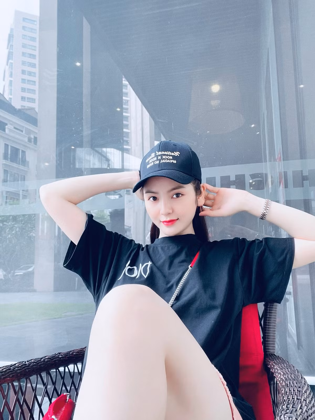 Không dừng lại ở đó, một vài chi tiết đặc biệt khác của chiếc hint hẹn hò này cũng khiến dân tình lưu tâm. Cụ thể, đi kèm với bức ảnh, bạn gái mới của Quang Hải còn thả thính cực tình: ""Miệng em chúm chím, anh có iu hem nèo?".