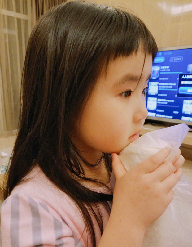 Theo tìm hiểu thì Tiểu Man và gia đình vẫn đang sống tại Bắc Kinh (Trung Quốc). Cô nhóc 2 tuổi ngày nào giờ sắp lên 6 tuổi.