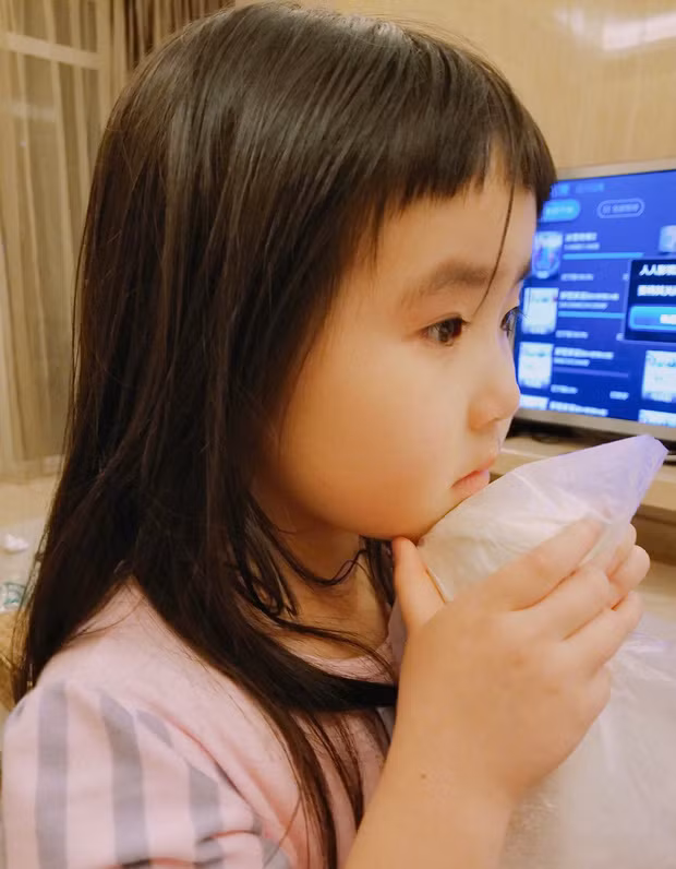 Theo tìm hiểu thì Tiểu Man và gia đình vẫn đang sống tại Bắc Kinh (Trung Quốc). Cô nhóc 2 tuổi ngày nào giờ sắp lên 6 tuổi.