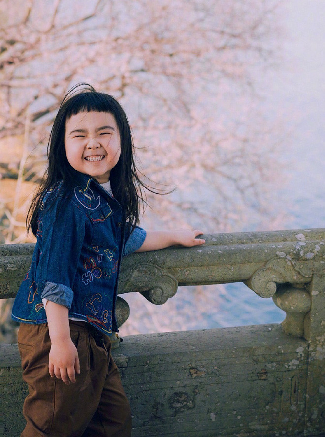 Đặc biệt hơn, vì mẹ của Tiểu Man vừa sinh thêm em bé nên giờ đây Tiểu Man đã lên chức và cô nàng ra dáng người chị cả trong gia đình.