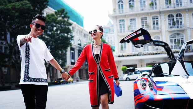 Bình thường đã nổi tiếng là chăm thể hiện tình cảm rồi, ngay cả đến lúc tập thể dục thể thao tại nhà, Minh Nhựa và Mina vẫn rất ngọt ngào với các động tác tập chung như chống đẩy đôi hay nâng người bằng chân...