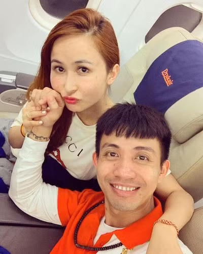 Theo đó, vị đại gia đã đại diện trao tặng 1200 thùng giữ nhiệt do công ty mình sản xuất đến Quân Khu 7, Bệnh viện Bình Dân và chùa Quan Âm Tu Viện với tổng trị giá 600 triệu đồng.