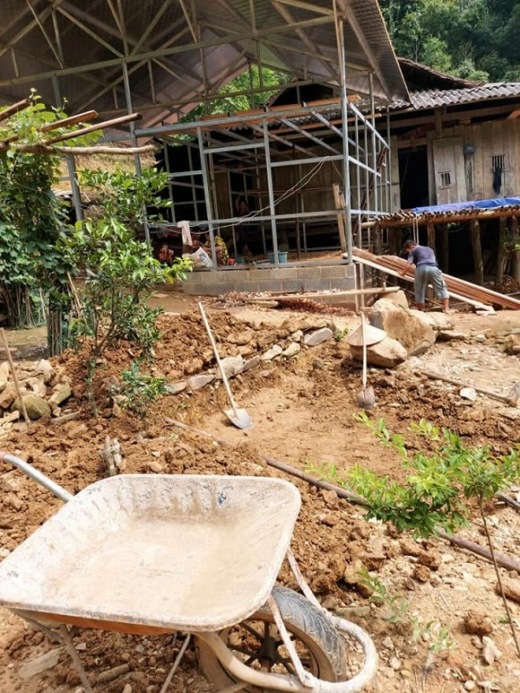 Tuy chỉ là căn nhà trông khá đơn sơ theo phong cách địa phương nhưng không thể phủ nhận vợ chồng cô dâu 62 tuổi Cao Bằng khá chịu chi.