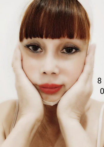 Cách đây chưa lâu, cô dâu 62 tuổi bị tố sử dụng áp quá đà để che lấp những khiếm khuyết sau màn phẫu thuật thẩm mỹ.