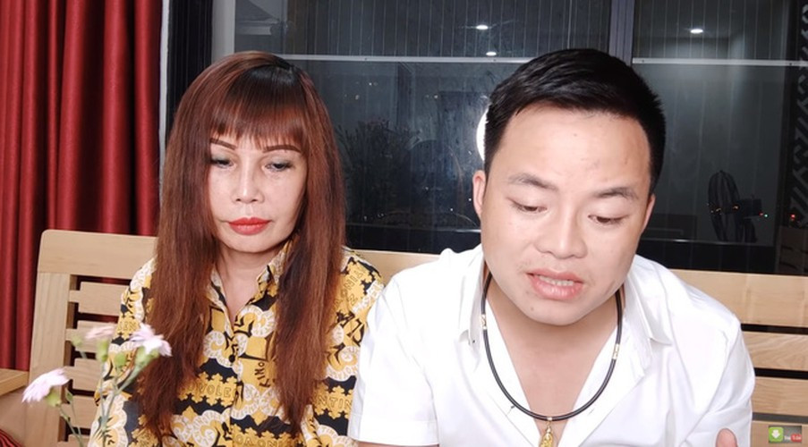 Lần xuất hiện trên livestream của cô dâu 62 tuổi đều có sự "hộ tống" của người chồng trẻ Hoa Cương.