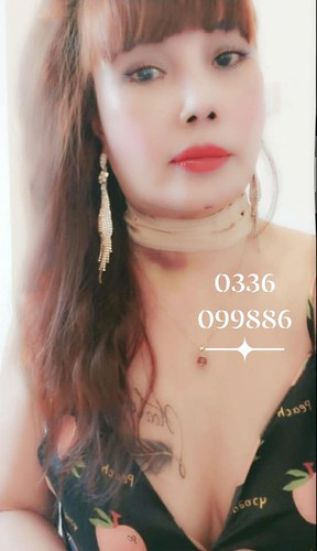 Dẫu vậy, cô dâu 62 tuổi vẫn rất tự tin chụp ảnh, livestream bán hàng.