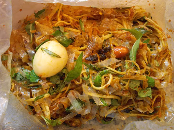 Đoạn clip hiện vẫn đang được truyền tay nhau trên mạng xã hội với vô vàn ý kiến chỉ trích không ngừng.