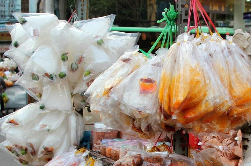 Đính kèm là dòng chú thích: “Nghỉ ăn bánh tráng trộn chưa?” khiến nhiều người phải suy ngẫm.