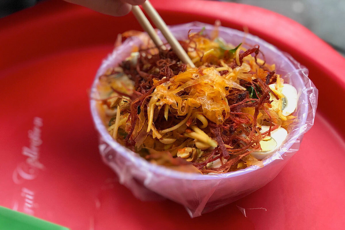 Bánh tráng trộn vốn là đặc sản được nhiều người yêu thích. Nhưng khi nhìn đoạn clip sản xuất bánh tráng trên liệu còn muốn ăn.