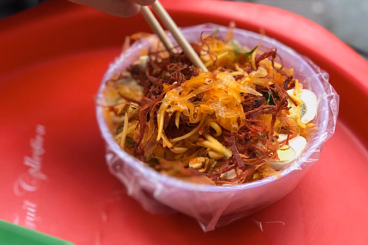 Bánh tráng trộn vốn là đặc sản được nhiều người yêu thích. Nhưng khi nhìn đoạn clip sản xuất bánh tráng trên liệu còn muốn ăn.