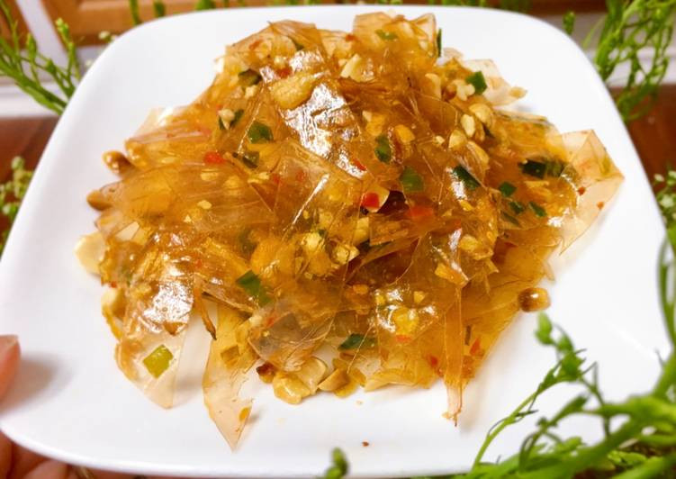 Tuy nhiên, khi xem đoạn clip ngắn ghi lại quy trình làm bánh tráng trộn tại một cơ sở kinh doanh chắc hẳn các “tín đồ” ăn uống sẽ phải “rùng mình”.