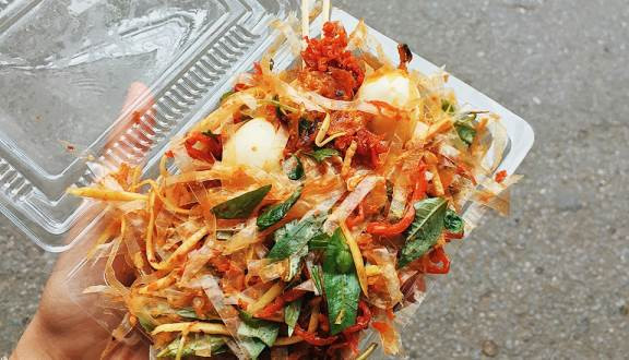 Cụ thể, dân mạng để lại bình luận dưới clip làm bánh tráng bẩn như: "Nhìn mà sợ quá hết muốn ăn. Không biết miếng mình ăn có dính đúng miếng người ta đạp không, hãi hùng" hay "Đây là ăn bẩn sống lâu trong truyền thuyết hả mọi người?".