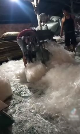 Trong đoạn video mà một tài khoản mạng đã đăng tải đã ghi rõ cận cảnh quy trình làm ra món bánh tráng trộn được bày bán rộng rãi trên đường phố.