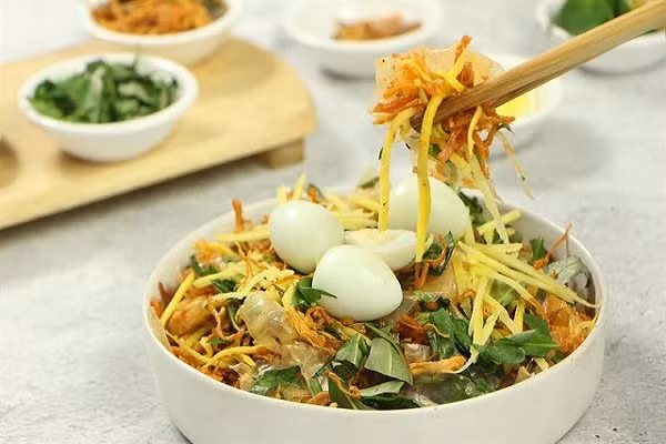  Bánh tráng trộn vốn là món ăn vặt được nhiều người ưa chuộng, đặc biệt là giới trẻ Sài thành.