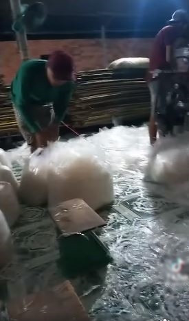 Theo đó, cơ sở kinh doanh này đã sản xuất bánh tráng trộn thủ công với các máy móc tự chế.