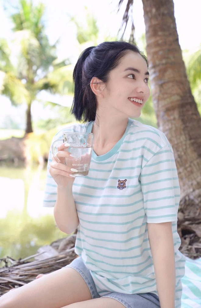 Dù ăn mặc rất giản dị, tóc tai buộc cao không tạo kiểu cầu kỳ và càng không makeup lung linh như mỗi lần đi dự sự kiện nhưng Cẩm Đan trông vẫn rạng rỡ vô cùng.