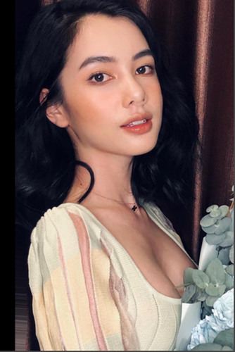 So sánh với những buổi chụp hình trước đây, có thể thấy phong cách của Cẩm Đan ngày càng thay đổi theo chiều hướng táo bạo, quyến rũ hơn.