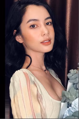 So sánh với những buổi chụp hình trước đây, có thể thấy phong cách của Cẩm Đan ngày càng thay đổi theo chiều hướng táo bạo, quyến rũ hơn.