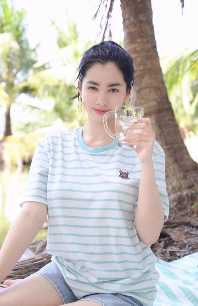 Cẩm Đan thậm chí còn xinh đến độ vượt qua cả được lời nguyền con gái lúc ở nhà và khi lên đồ mà nhiều cô nàng thường gặp. Bằng chứng là mới đây, khi khoe loạt ảnh về quê ăn Tết, gái xinh An Giang một lần nữa khiến mọi người phải trầm trồ lên xuống.