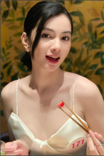 Ngoài ra, cư dân mạng cũng phát hiện thêm một chi tiết đó là người đẹp trước đây rất hạn chế mặc áo ôm body, ngay cả khi mỹ nhân 2k2 sở hữu vòng eo lẫn vóc dáng thon gọn.