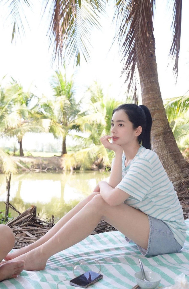 Background Cẩm Đan chụp ảnh cũng chỉ là khu vườn của gia đình, xung quanh là hàng dừa và bờ sông đậm chất miền Tây nhưng lại ghi điểm vì sự thân thuộc, bình yên.