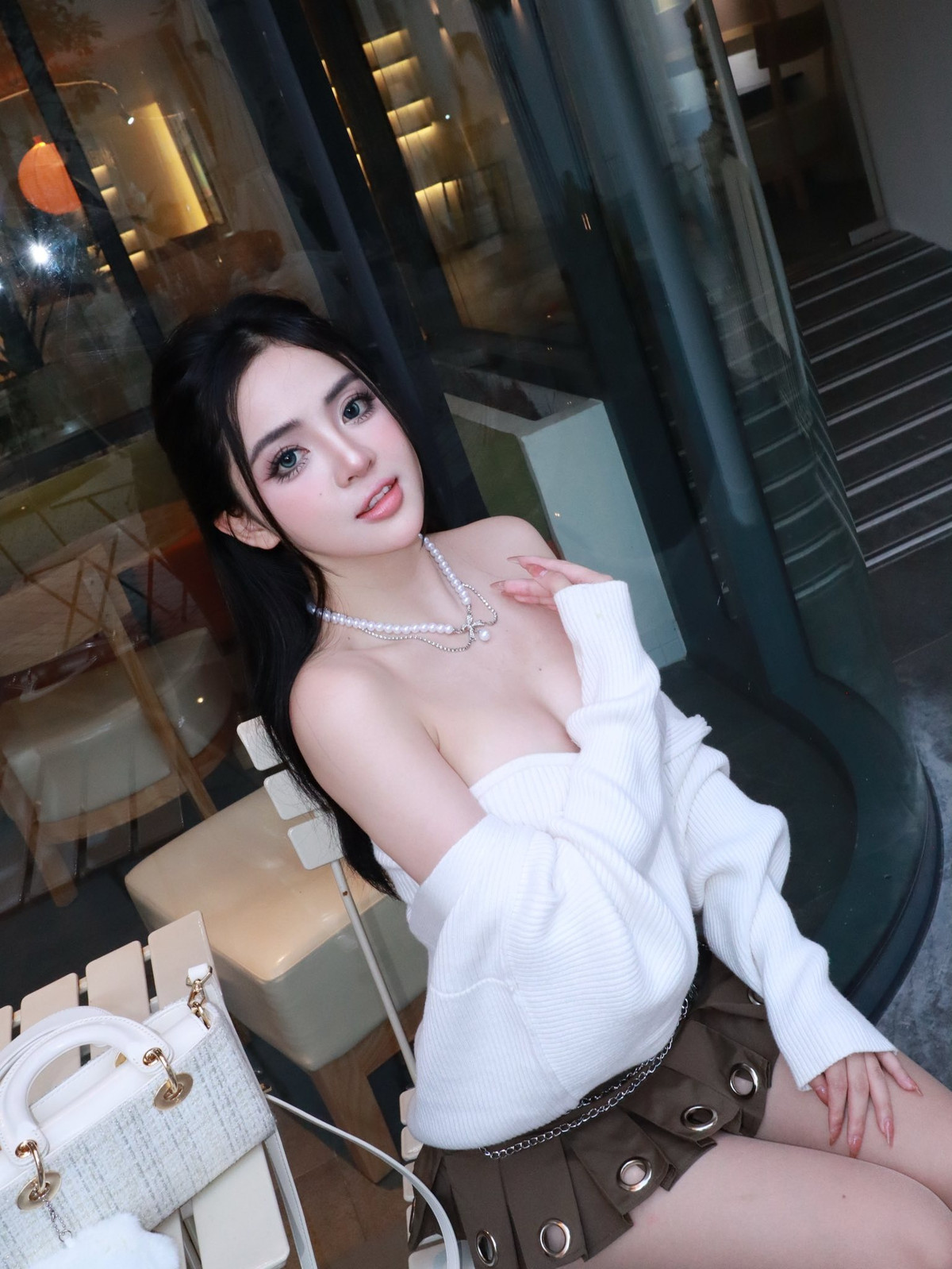 Từ nữ streamer nổi tiếng, từng gắn liền với hình ảnh ngây thơ, dễ thương, cô nàng đã khiến cộng đồng mạng phải "mắt tròn mắt dẹt" khi chuyển mình sang phong cách gợi cảm, quyến rũ một cách bất ngờ.