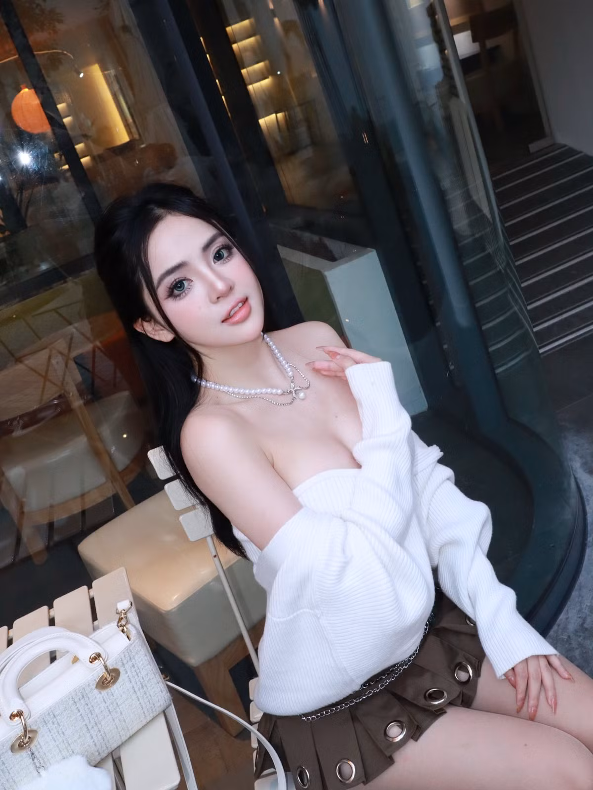 Từ nữ streamer nổi tiếng, từng gắn liền với hình ảnh ngây thơ, dễ thương, cô nàng đã khiến cộng đồng mạng phải "mắt tròn mắt dẹt" khi chuyển mình sang phong cách gợi cảm, quyến rũ một cách bất ngờ.