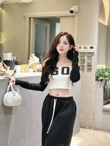 Từ váy body ôm sát, croptop ngắn cũn cho đến bikini trong các buổi chụp ảnh du lịch, Bé My không ngần ngại thử những điều mới mẻ.