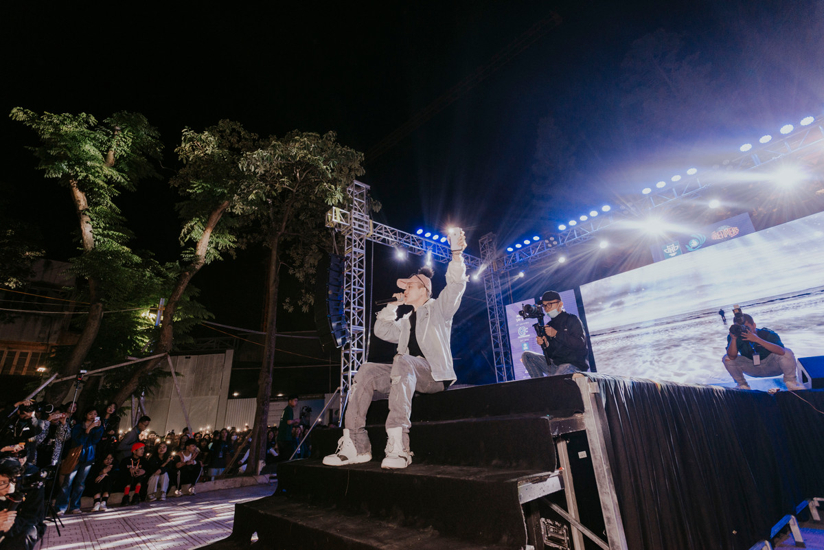 Đồng quan điểm với V.V.C là C.P.H có để lại bình luận: "Mình dám chắc rằng, đa phần các bạn thế hệ 8X, 9X đều thuộc "Tuyết yêu thương". Không biết các bạn có giống mình không nhưng nó gắn liền với một thời trẻ trung sôi nổi".