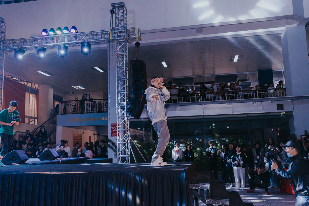 Thế nhưng, mới đây chủ nhân bản hit "Tuyết yêu thương" đã bất ngờ tuyên bố anh sẽ không biểu diễn ca khúc này thêm bất cứ lần nào nữa sau chương trình chào tân sinh viên trường ĐH Kiến trúc.