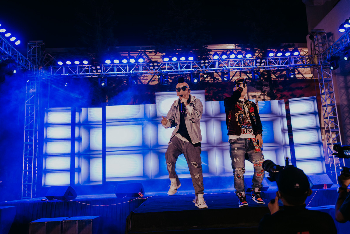 Uno cũng bày tỏ thêm rằng: "Tuyết yêu thương đã gắn liền với thanh xuân của rất nhiều người và đó là một trong nhiều ca khúc Uno thể hiện được khán giả nhớ đến tận bây giờ, đó là điều tôi thực sự cảm kích và xúc đông. Thế nhưng vì một vài lí do cá nhân của bản tôi cũng như T.I.N nên tôi và cậu ấy thống nhất sẽ không mang Tuyết yêu thương đi biểu diễn trên các sân khấu nữa".