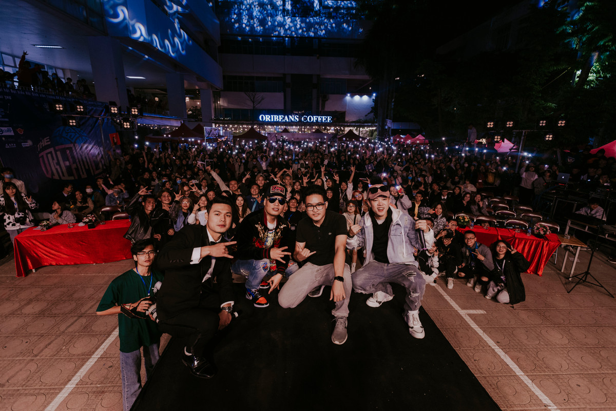 Cùng với đó, khi thể hiện lần cuối ca khúc này, Uno đã cùng các sinh viên ĐH Kiến trúc bật flash điện thoại - tượng trưng như những ngôi sao, thể hiện sự trân trọng dành cho các thầy cô, các bạn sinh viên và cả T.I.N.