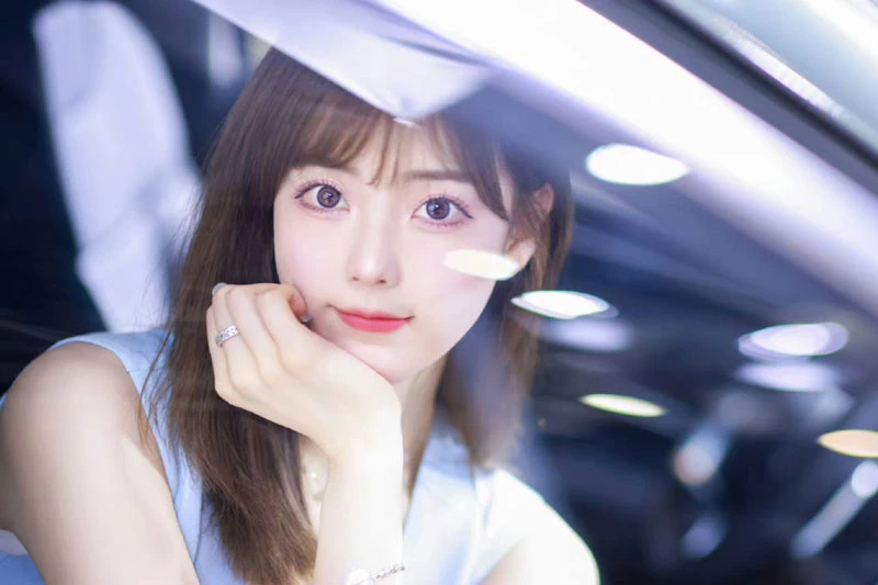 Ngoài ra, người đẹp có phong cách thời trang năng động, tươi trẻ nhưng vẫn giữ được vẻ ngọt ngào, say đắm nên thu hút sự hiếu kỳ của đám đông.