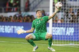 Đặng Văn Lâm ở hữu chiều cao ấn tượng, phản xạ tốt cùng tâm lý vững vàng. Mùa giải qua, anh giữ sạch lưới 7/10 trận ra sân, trở thành nhân tố chính góp phần vào thành tích xếp thứ 3 chung cuộc của đội bóng đất võ.