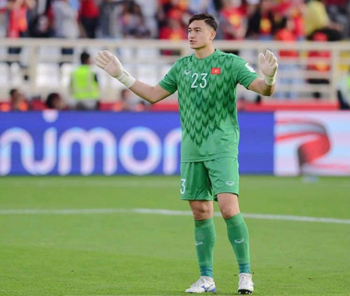 Chốt chặn khung thành của đội tuyển Việt Nam nhiều khả năng vẫn sẽ là cái tên quen thuộc Đặng Văn Lâm. Thủ thành này đã có mùa giải thành công trong màu áo của Topenland Bình Định sau khi trở về từ Nhật Bản.