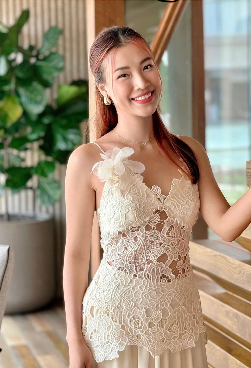 Thời gian gần đây, Hoàng Oanh nhận được nhiều sự chú ý khi tham gia show Anh Trai Vượt Ngàn Chông Gai. Nữ MC bị cho là có những giây phút tung hứng thiếu tinh tế trong chương trình, như màn ôm chầm lấy Binz.