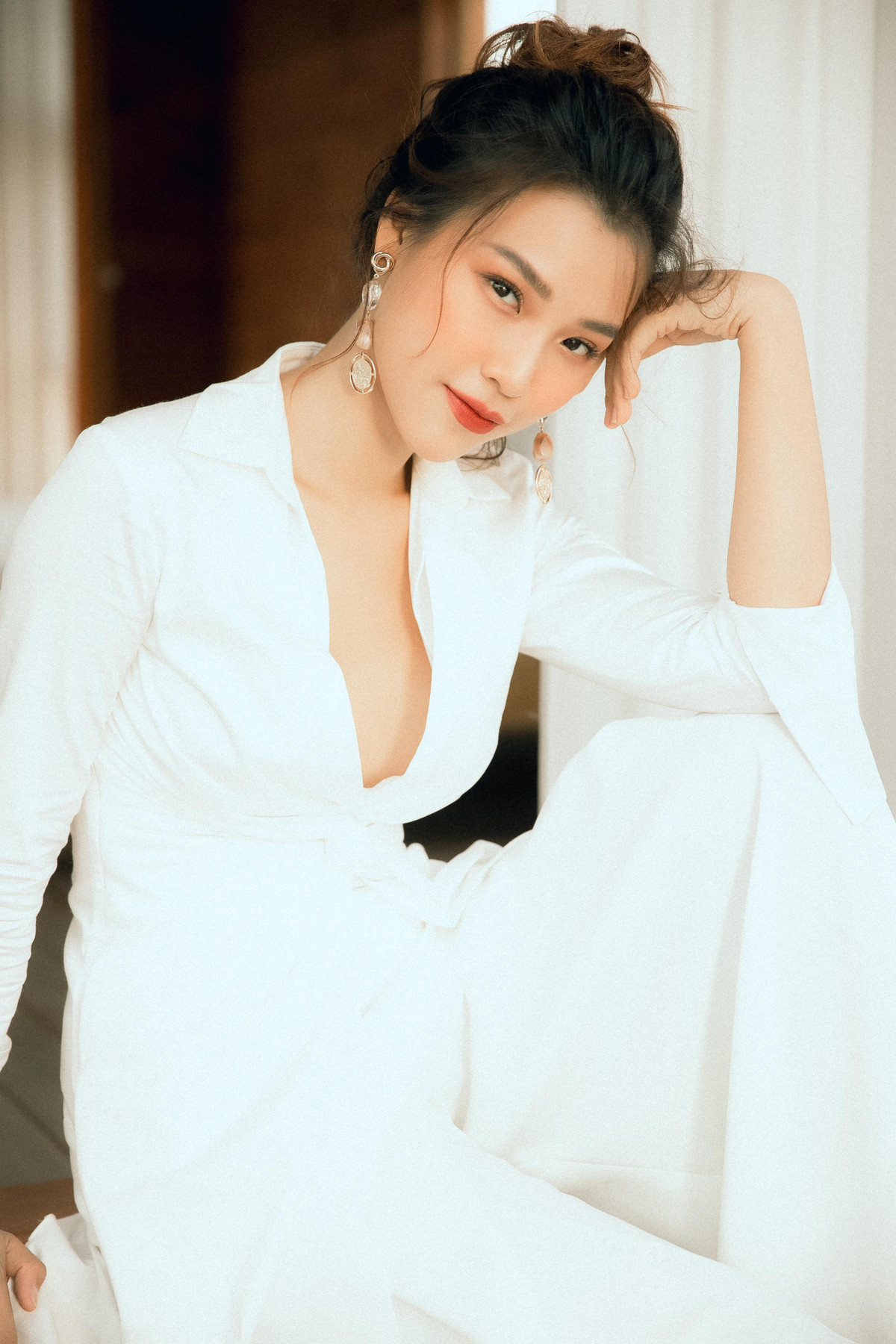 Ở hiện tại, Hoàng Oanh dường như đã thêm nhiệt huyết và yêu nghề. Cô gây ấn tượng khi tham gia chương trình Chị Đẹp Đạp Gió Rẽ Sóng, hay không ngại thử nhiều phong cách mới mẻ hơn như cá tính, quyến rũ... thay vì chỉ thuần style dịu dàng và thanh lịch như ngày xưa.