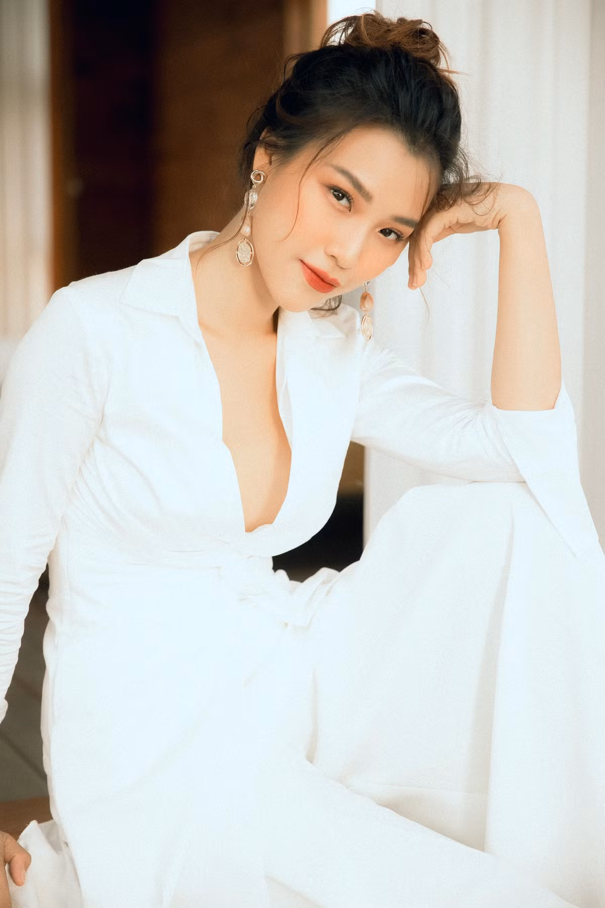 Ở hiện tại, Hoàng Oanh dường như đã thêm nhiệt huyết và yêu nghề. Cô gây ấn tượng khi tham gia chương trình Chị Đẹp Đạp Gió Rẽ Sóng, hay không ngại thử nhiều phong cách mới mẻ hơn như cá tính, quyến rũ... thay vì chỉ thuần style dịu dàng và thanh lịch như ngày xưa.